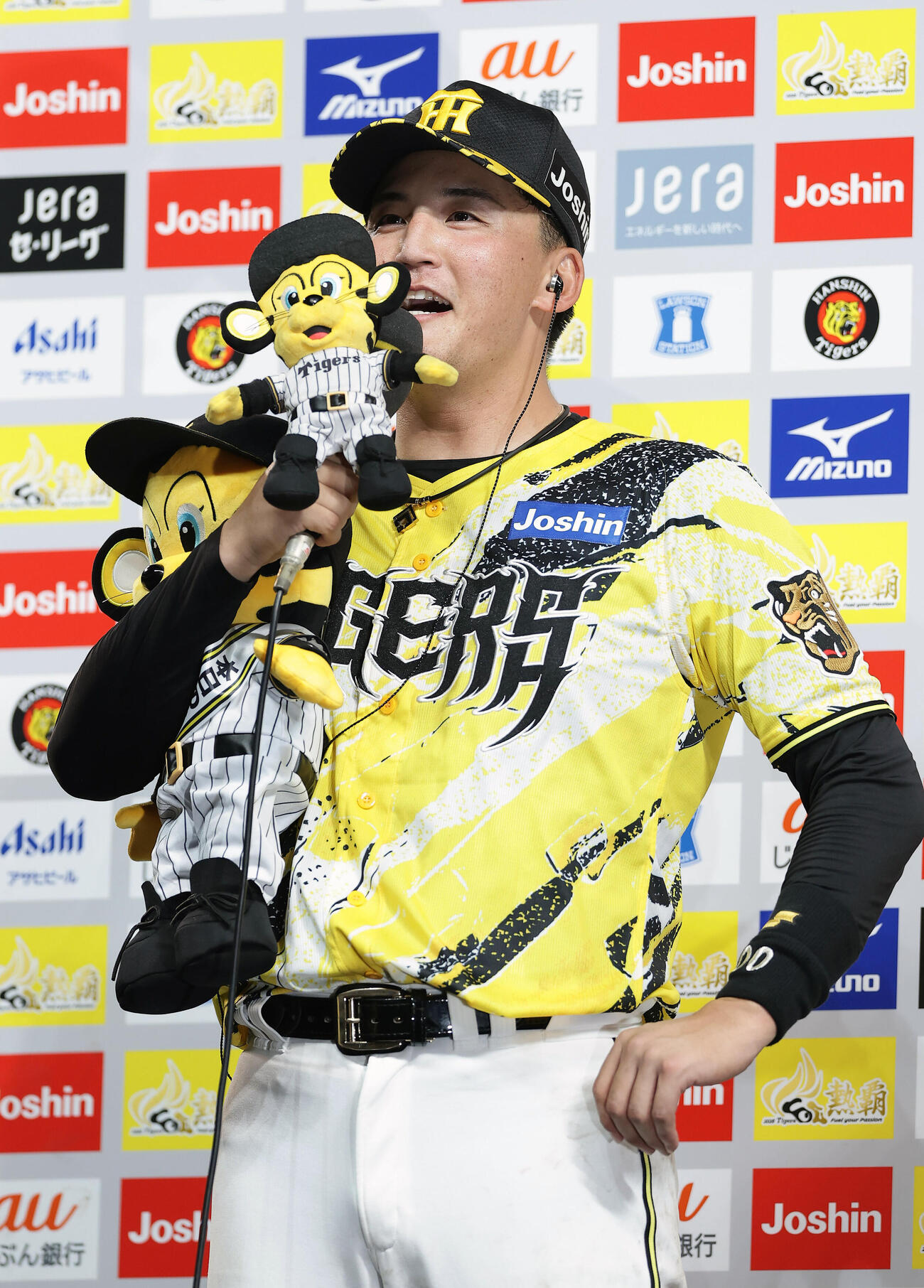 阪神対DeNA　お立ち台でファンに自己紹介する阪神元山飛優（撮影・前田充）