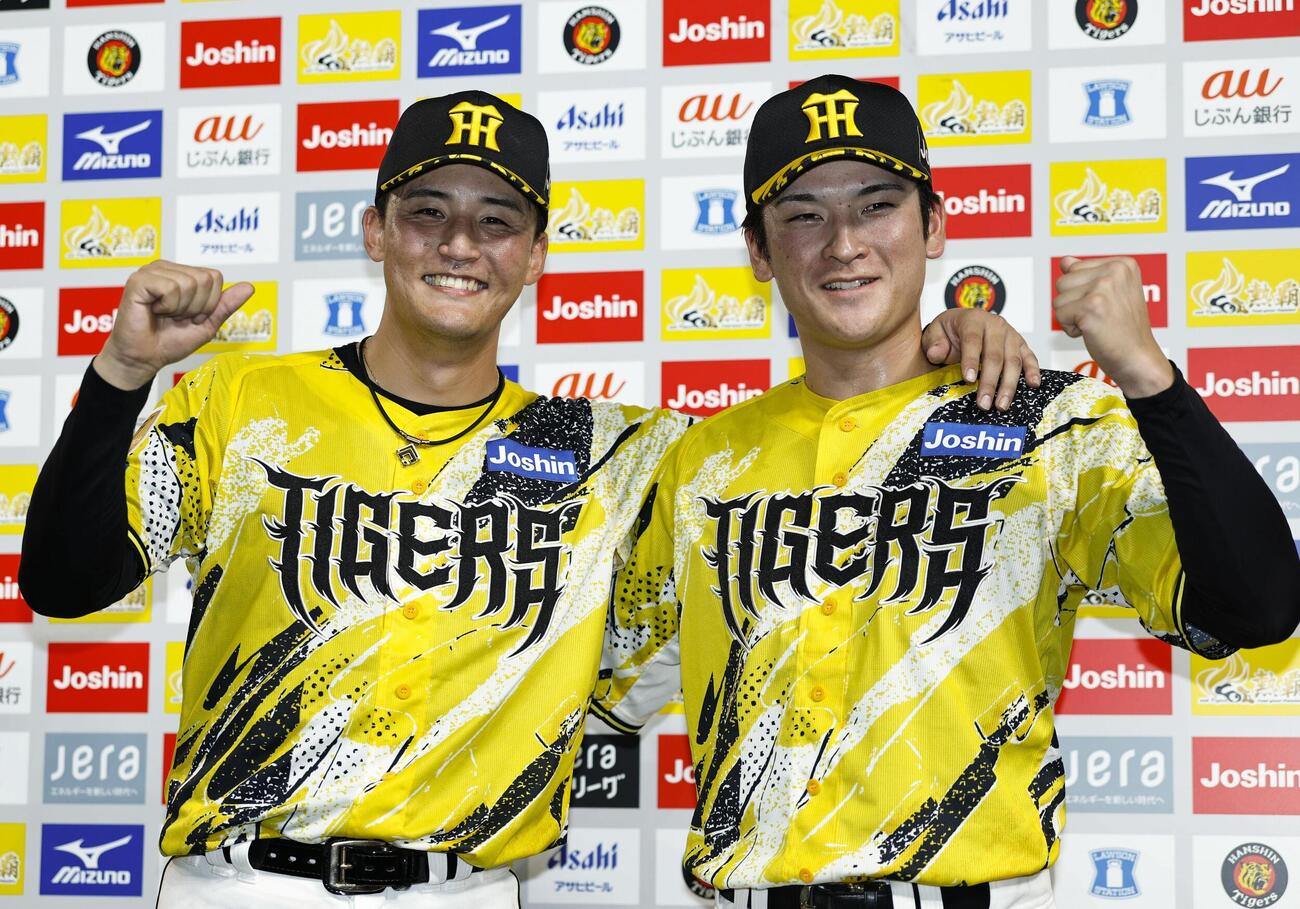 DeNAに勝利し、ポーズをとる阪神の元山（左）と高寺＝甲子園