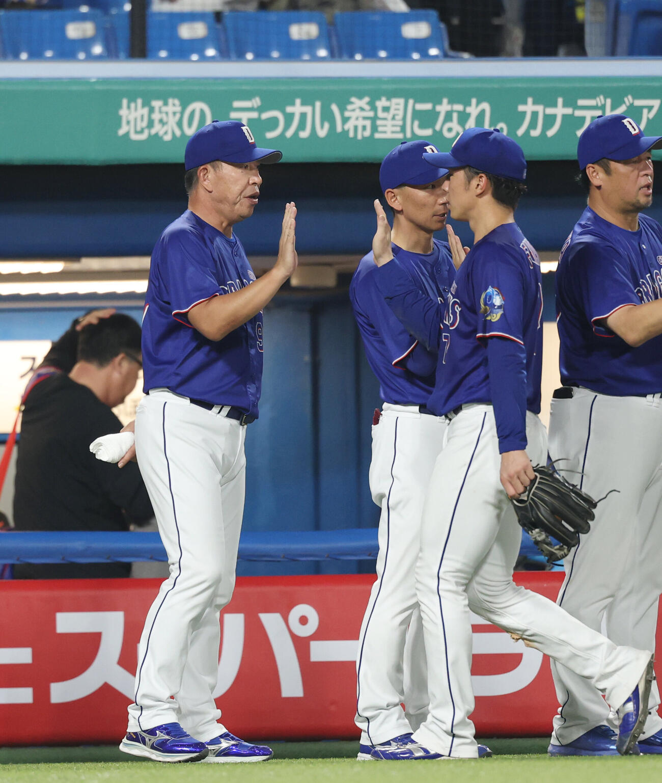 ヤクルト対中日　勝利しナインとgタッチを可3羽す中日井上一樹監督（撮影・増田悦実）