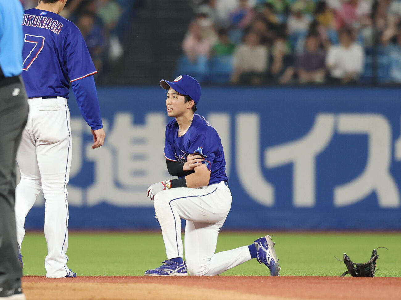 ヤクルト対中日　6回裏ヤクルト1死満塁、腕を押さえ痛そうな表情をする田中幹也（撮影・増田悦実）