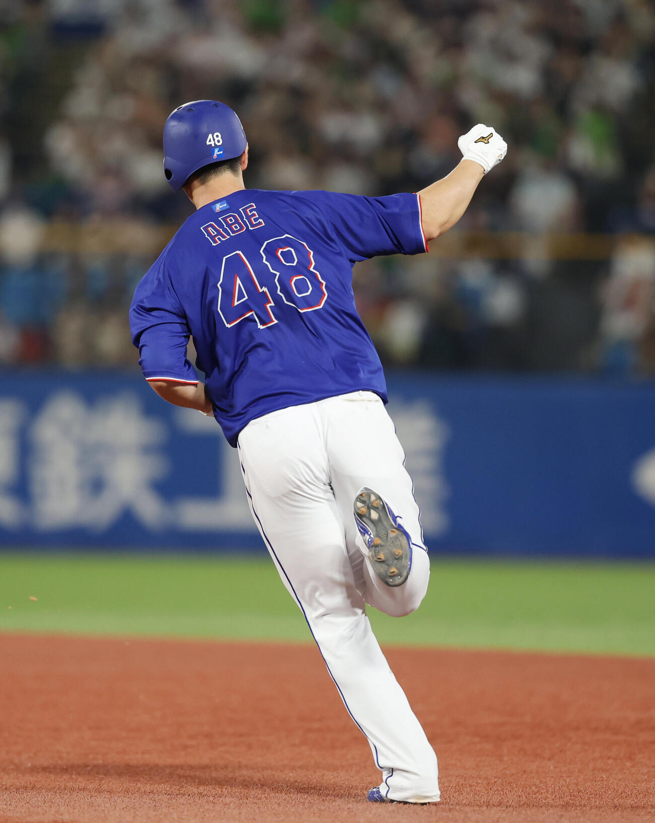 ヤクルト対中日　6回表中日1死一、二塁、3点本塁打を放ちガッツポーズをする阿部寿樹（撮影・増田悦実）