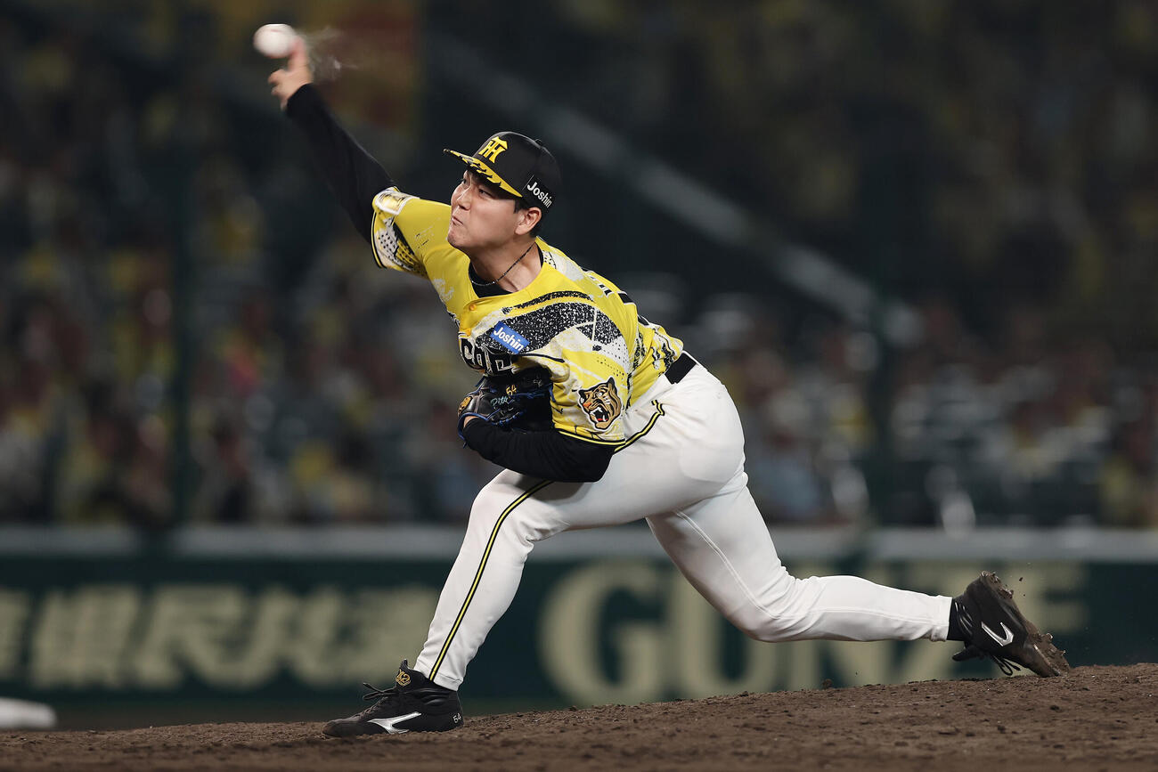 阪神対DeNA　力投する阪神5番手の木下里都（撮影・前田充）