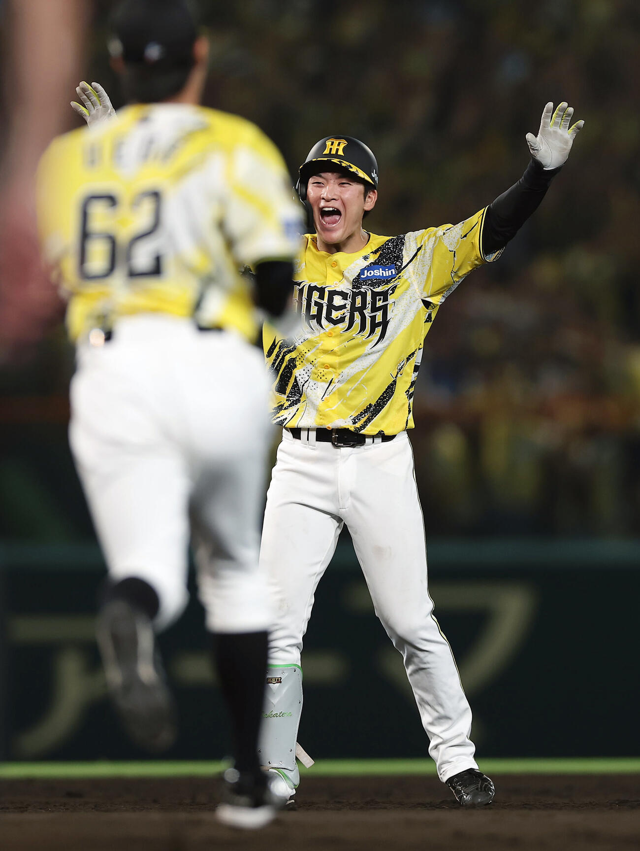 阪神対DeNA 11回裏阪神2死二塁、サヨナラ打を放ち笑顔を見せる高寺望夢（撮影・前田充）
