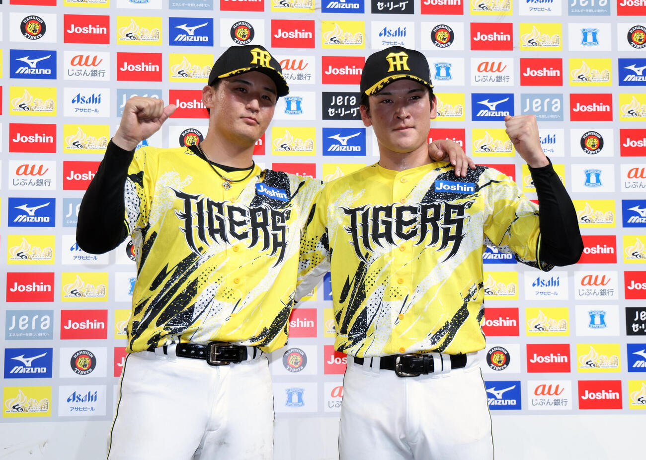 阪神対DeNA　お立ち台でガッツポーズする阪神元山飛優（左）と高寺望夢（撮影・前田充）
