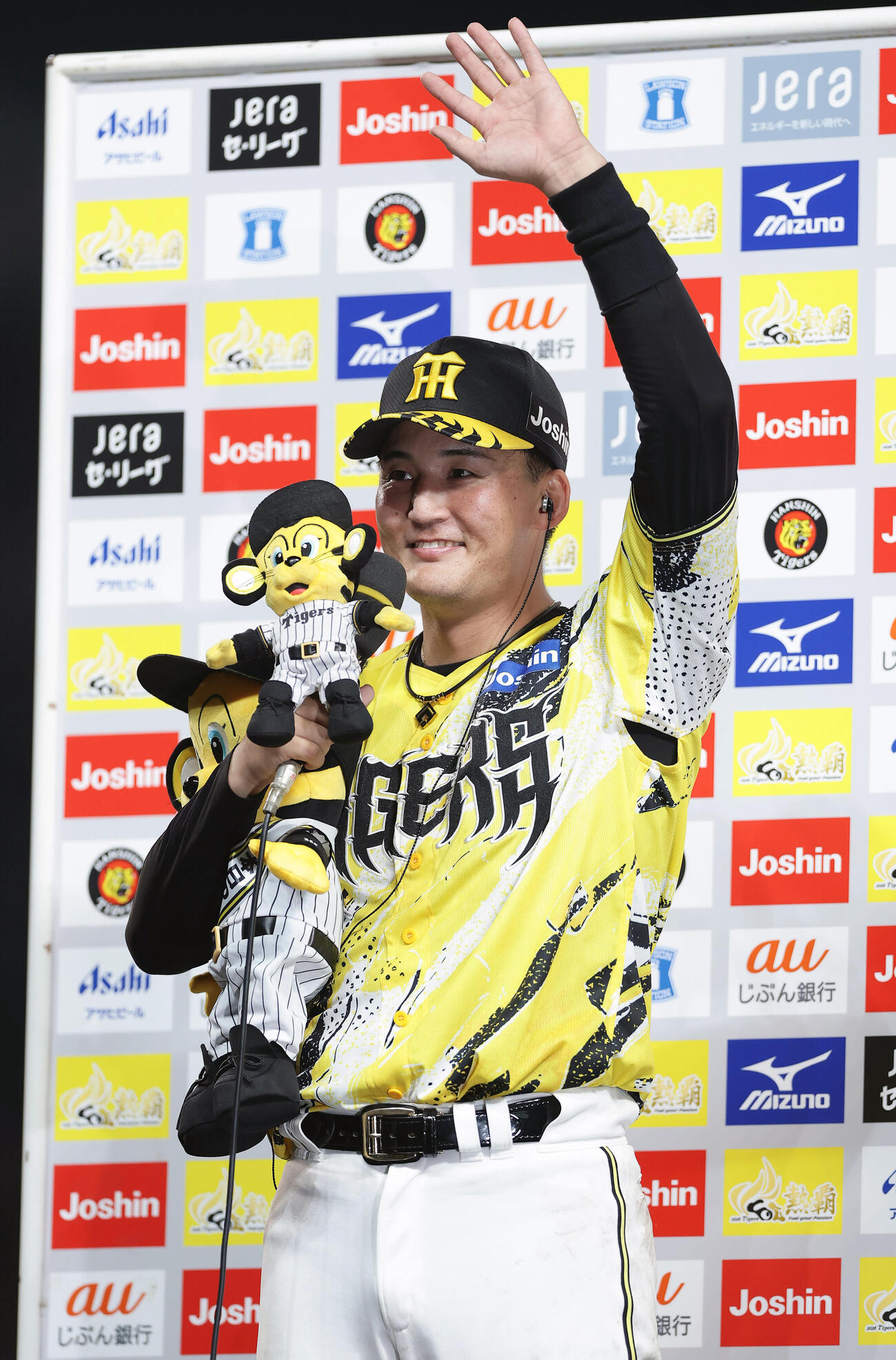 阪神対DeNA　お立ち台でファンに自己紹介する阪神元山飛優（撮影・前田充）