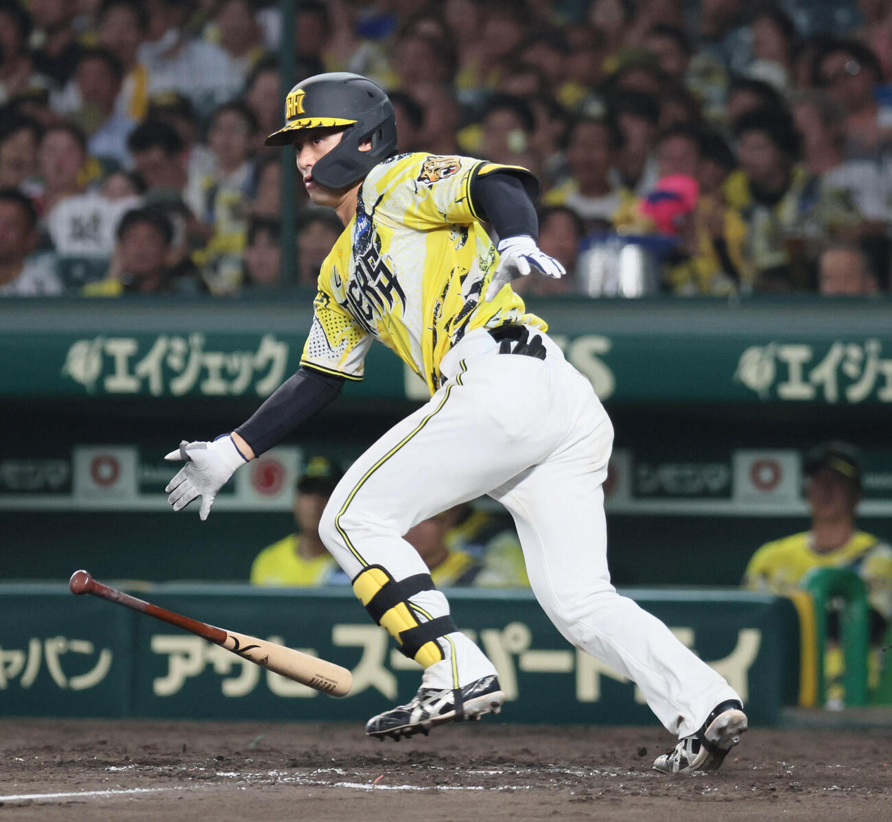 阪神対DeNA 5回裏阪神無死一塁、坂本誠志郎は二塁打を放つ（撮影・宮崎幸一）
