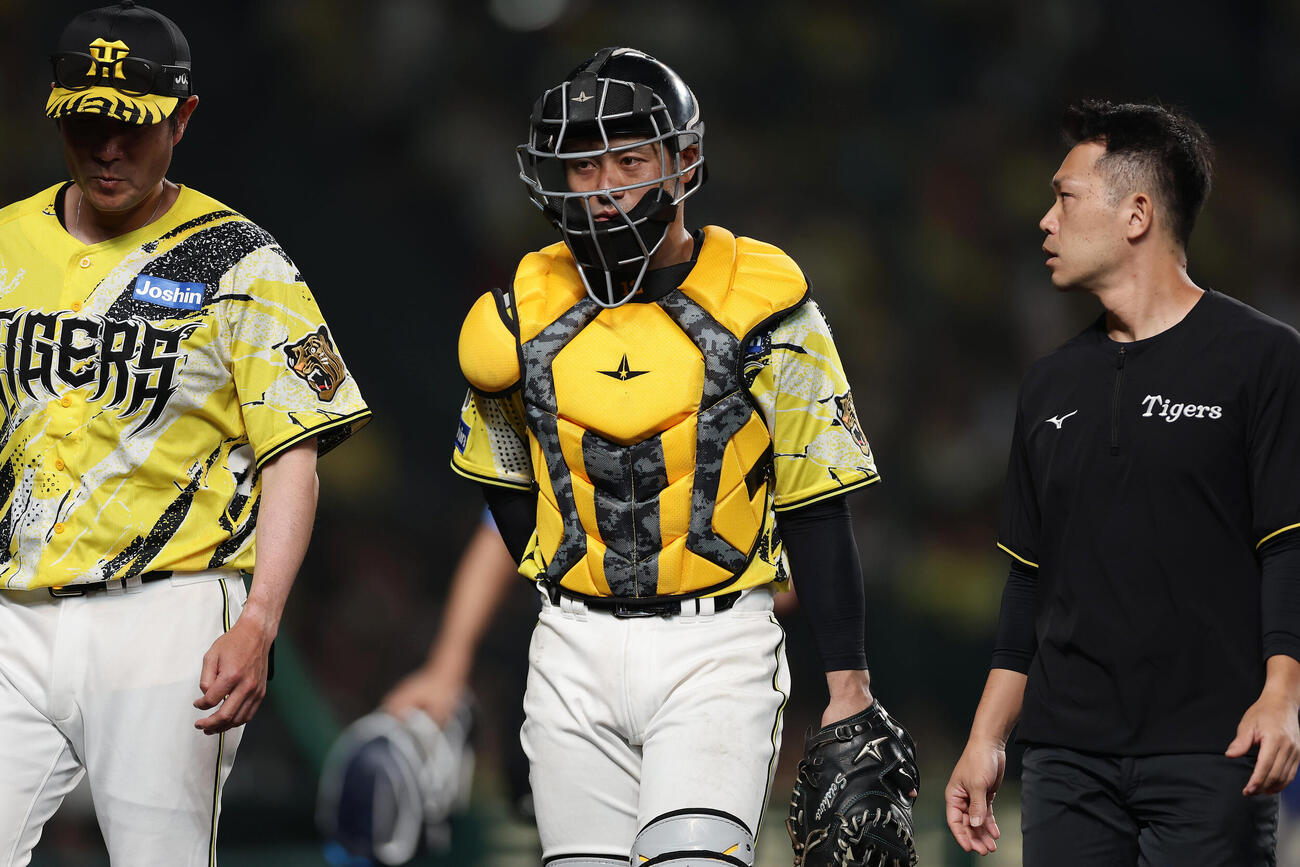 阪神対DeNA 6回表DeNA無死二塁、治療のためベンチへ下がる坂本誠志郎（中央）（撮影・前田充）