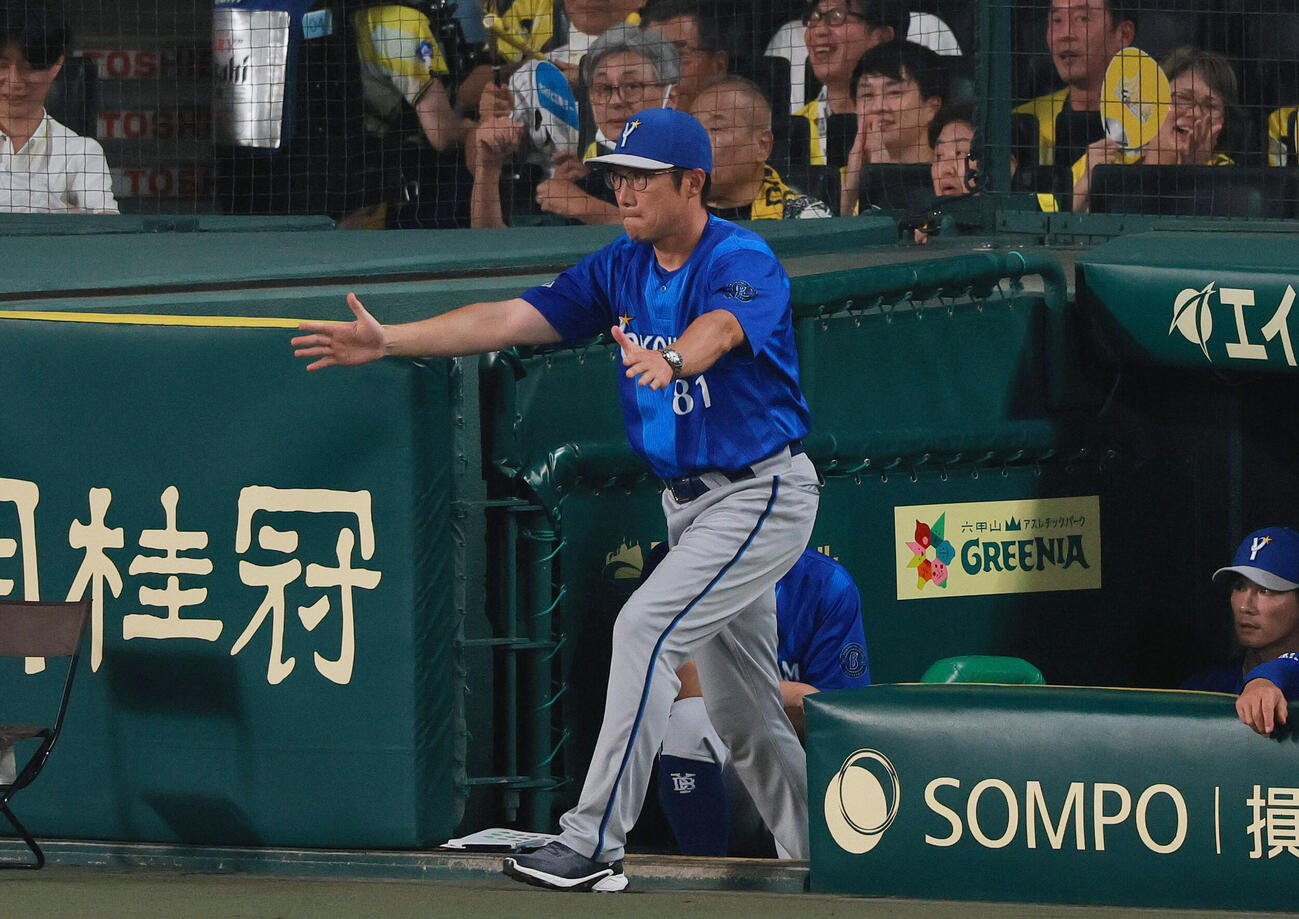 阪神対DeNA 9回表DeNA2死、筒香嘉智の三ゴロに対しリクエストする相川亮二監督（撮影・上山淳一）