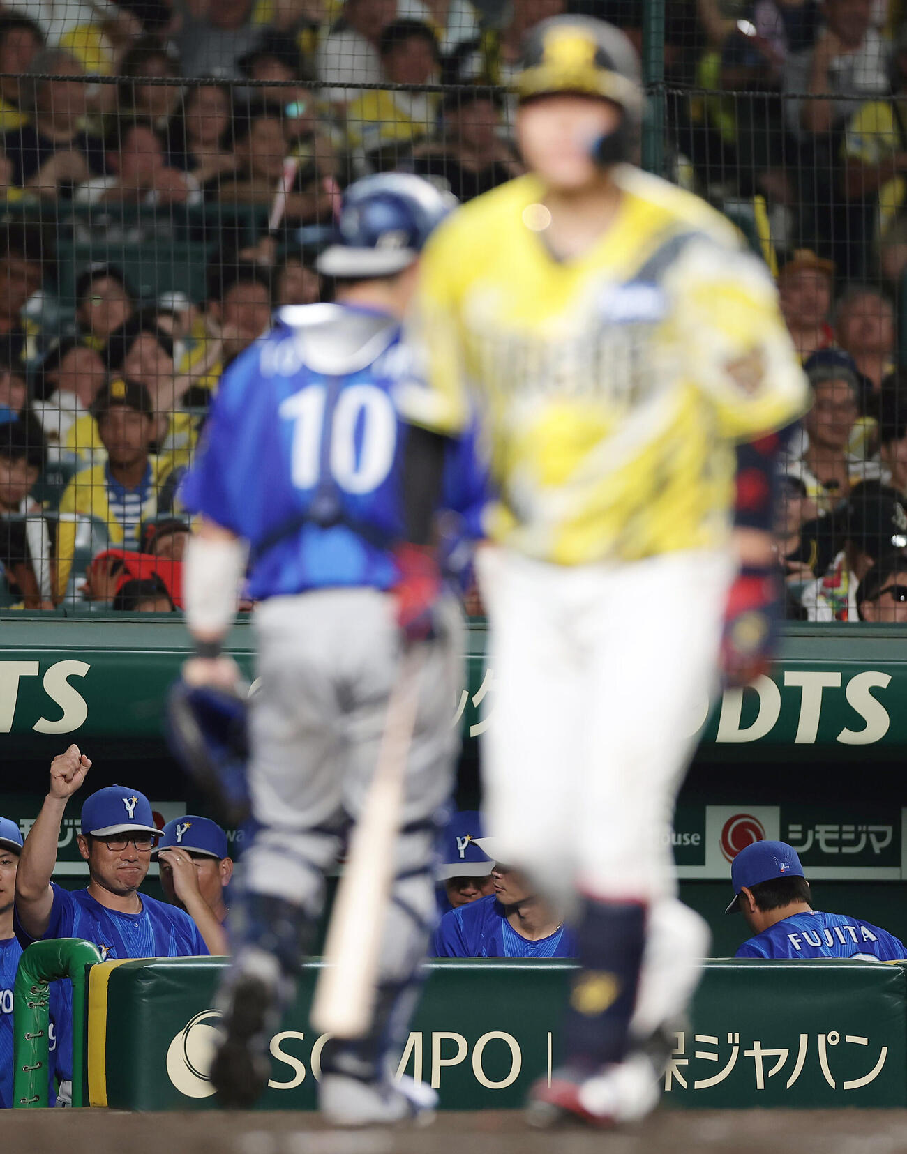 阪神対DeNA 8回裏阪神2死一、二塁、大山悠輔を見逃し三振に仕留めピンチをしのぎ、ベンチでガッツポーズする相川亮二監督（左）（撮影・前田充）