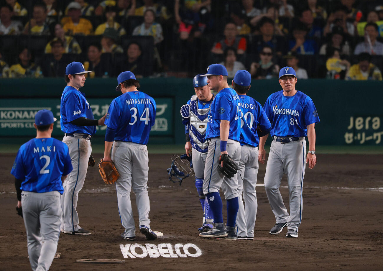阪神対DeNA 5回裏阪神2死一、二塁、自らマウンドに向かい篠木健太郎（右から2人目）に交代を告げる相川亮二監督（右）（撮影・上山淳一）
