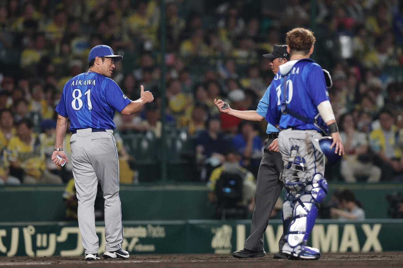 阪神対DeNA 9回裏阪神1死、マウンドへ向かうのを制止された相川亮二監督（左）（撮影・前田充）