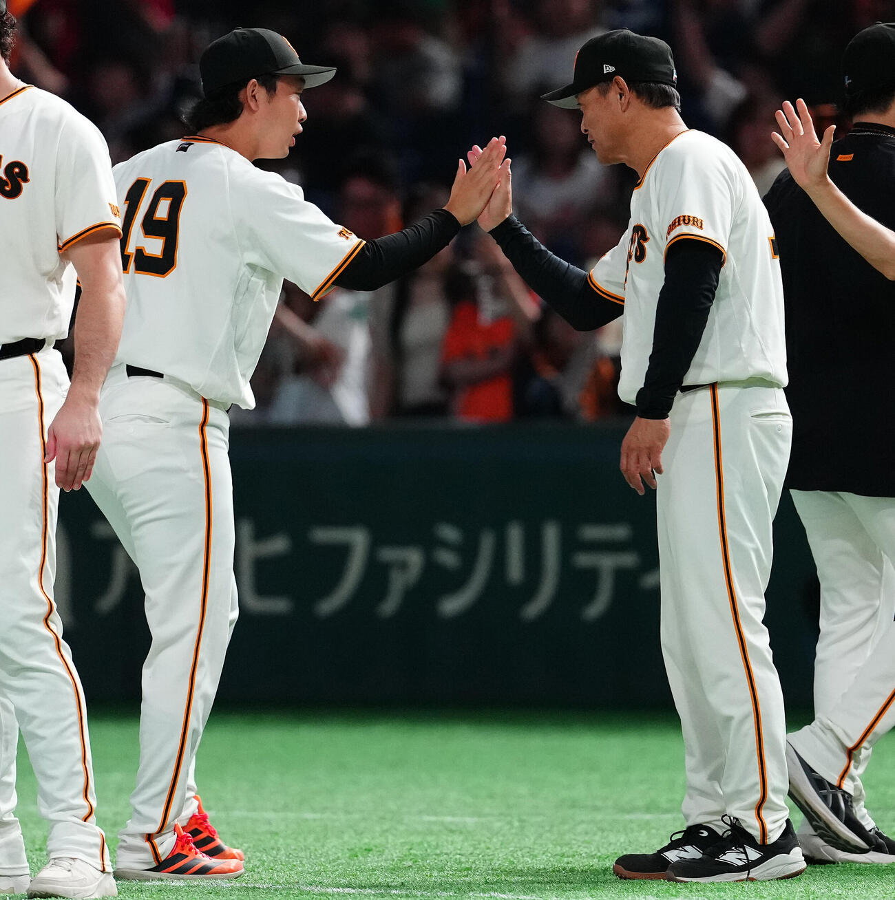 巨人対広島　広島に勝利し、山崎伊織（左）を迎える巨人橋上秀樹監督代行（撮影・鈴木みどり）