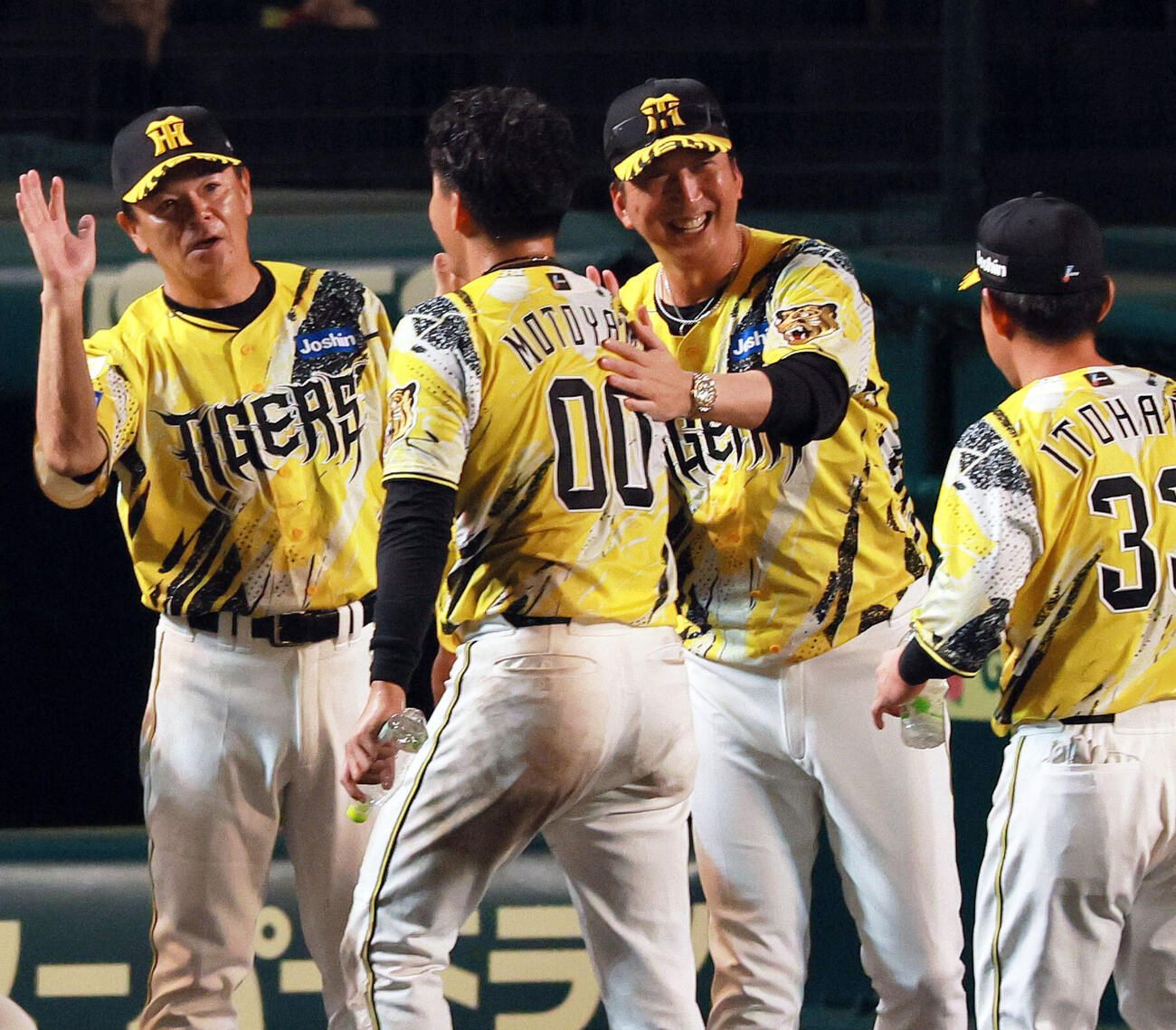 阪神対DeNA DeNAにサヨナラで勝利し元山飛優（手前）を出迎える藤川球児監督（左から3人目）（撮影・上山淳一）