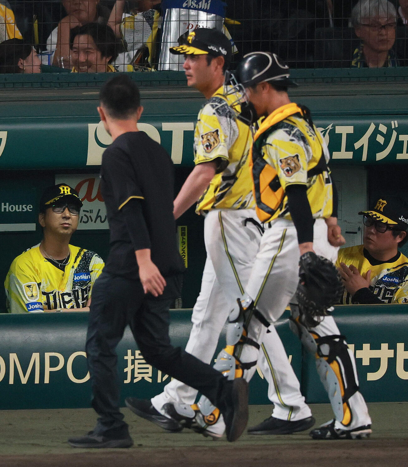 阪神対DeNA 6回表DeNA無死二塁、藤川球児監督（左）は手当を受ける為にベンチに向かう坂本誠志郎（手前）を見つめる（撮影・上山淳一）
