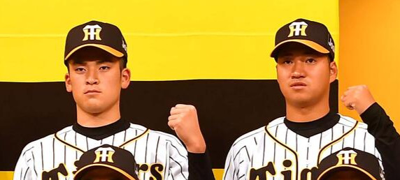 2020年12月7日、阪神新人選手入団発表会　高寺望夢（左）と岩田将貴