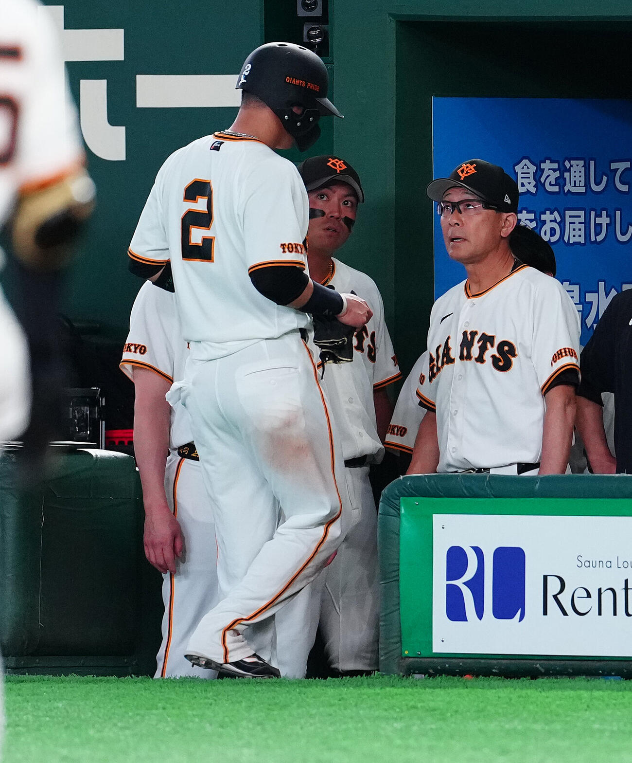 前日、代走を送られこのまま交代となる吉川尚輝