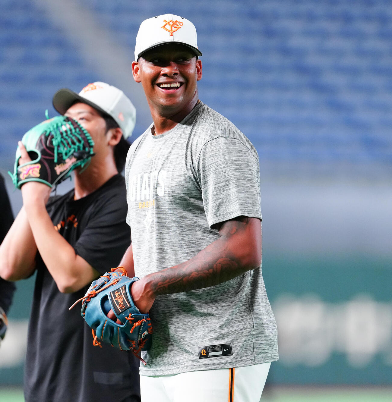 巨人対広島　試合前練習で笑顔の巨人エルビス・ルシアーノ（撮影・鈴木みどり）