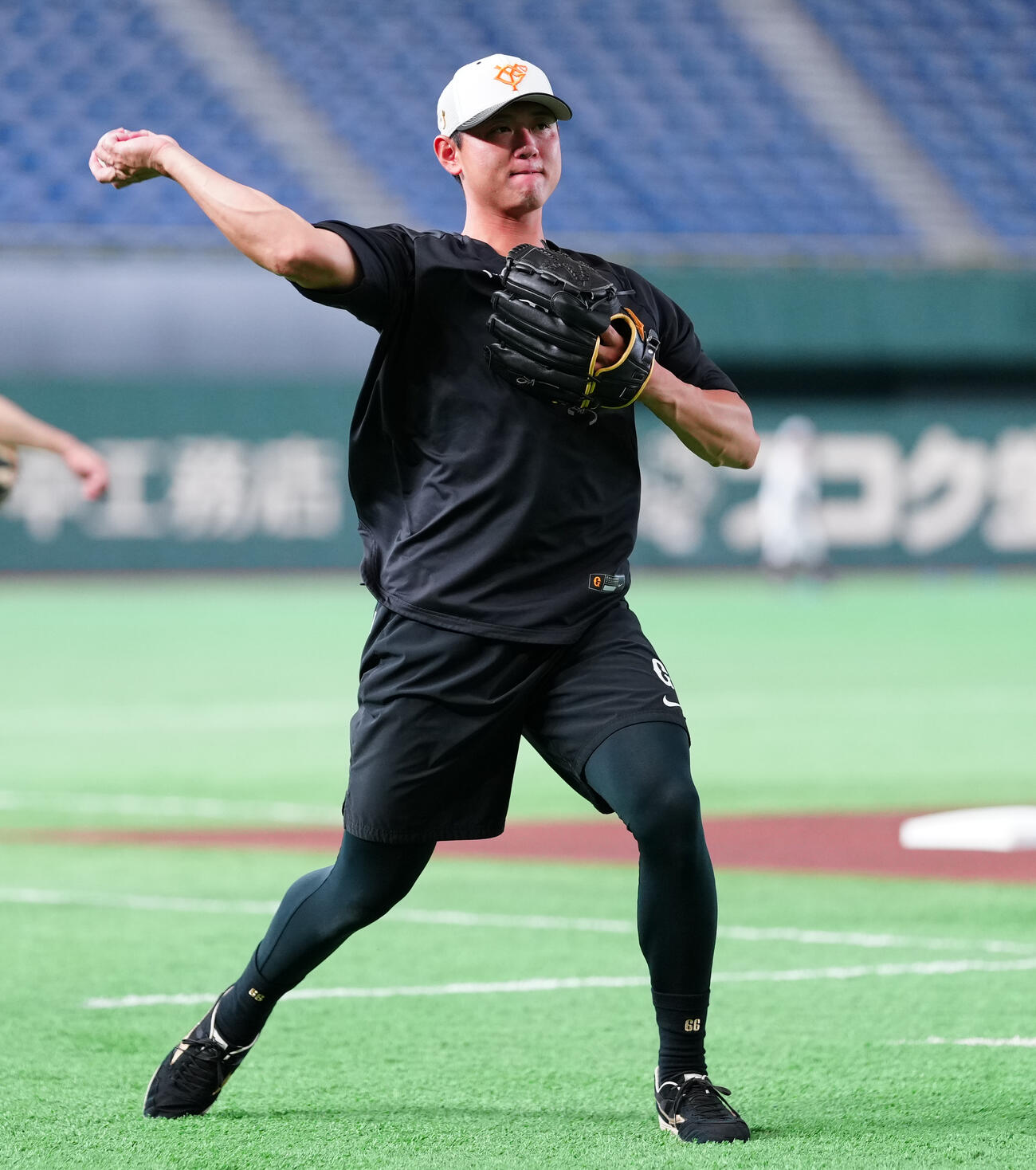 巨人対広島　試合前練習で汗を流す巨人平内龍太（撮影・鈴木みどり）