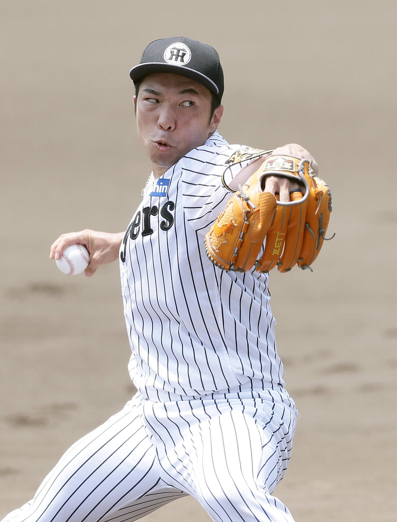 ライブBPで力投する阪神石井大智（撮影・前田充）
