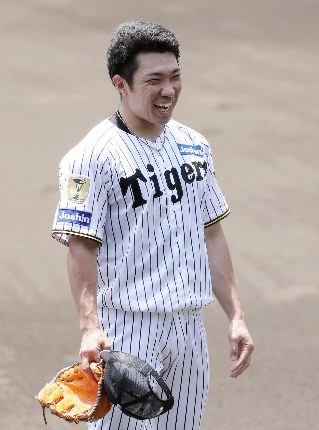 ライブBPでの登板を終え笑顔を見せる阪神石井大智（撮影・前田充）