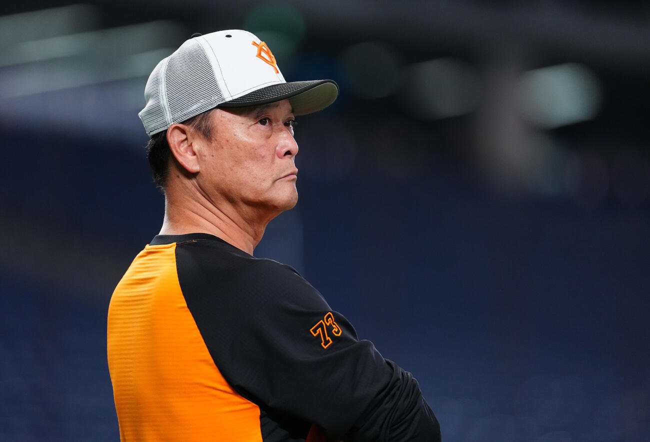 巨人対広島　試合前練習を見守る巨人橋上秀樹監督代行（撮影・鈴木みどり）