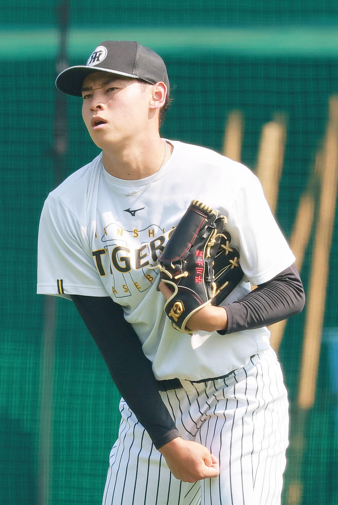阪神対DeNA　試合前の練習でキャッチボールする阪神早川太貴（撮影・上山淳一）