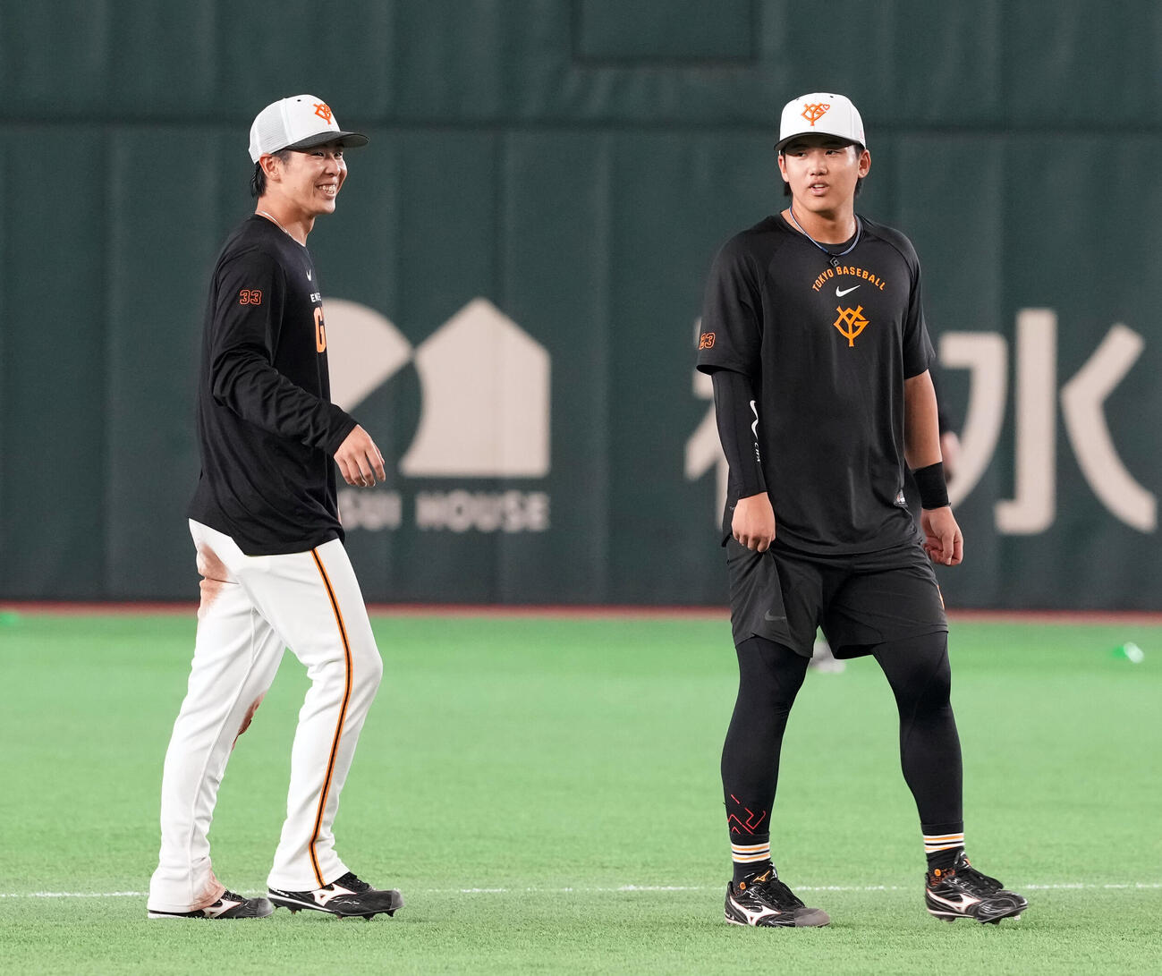 巨人対広島　1軍に合流した巨人小浜佑斗（左）と石塚裕惺（撮影・たえ見朱実）