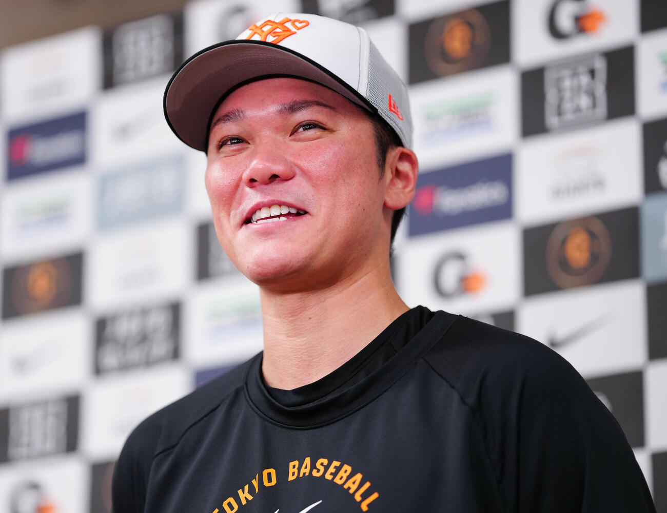 プラスワン投票でオールスターに選ばれ、笑顔で取材に応じる巨人坂本勇人（撮影・鈴木みどり）