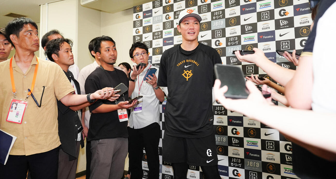 プラスワン投票でオールスターに選ばれ、取材に応じる巨人坂本勇人（撮影・鈴木みどり）
