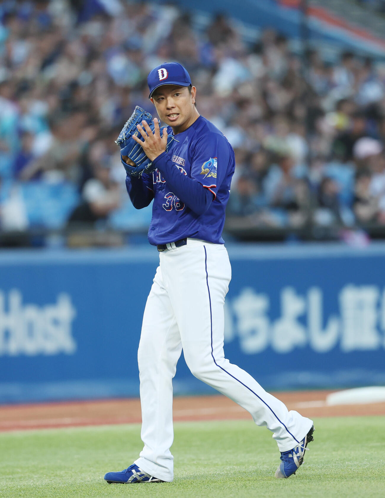 ヤクルト対中日　2回裏を終えナインに拍手をする松葉貴大（2026年7月21日撮影）