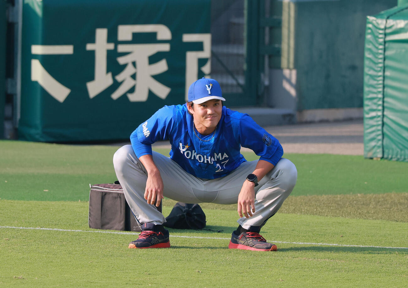 阪神対DeNA　試合を前にリラックスした表情をみせるDeNA藤浪晋太郎（撮影・上山淳一）