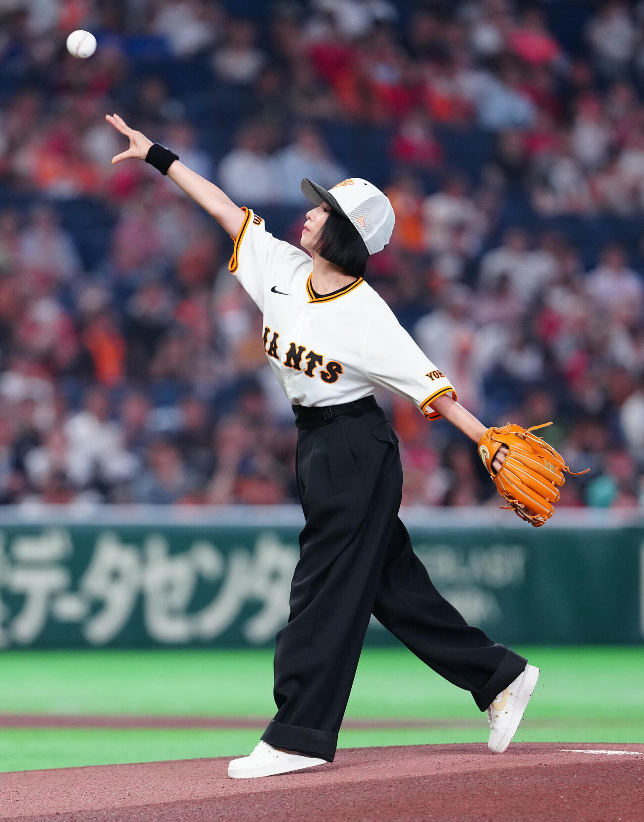 巨人対広島　ファーストピッチで投球するMEGUMI（撮影・鈴木みどり）