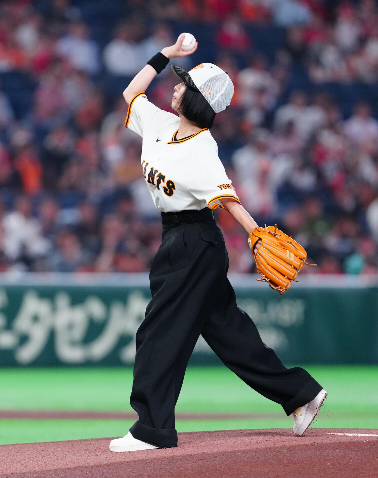 巨人対広島　ファーストピッチで投球するMEGUMI（撮影・鈴木みどり）