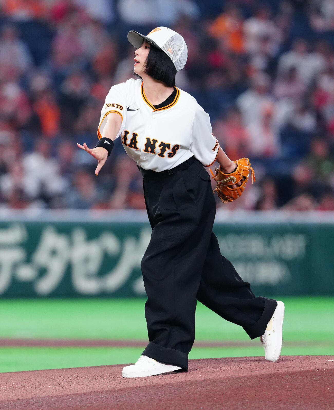 巨人対広島　ファーストピッチで投球するMEGUMI（撮影・鈴木みどり）