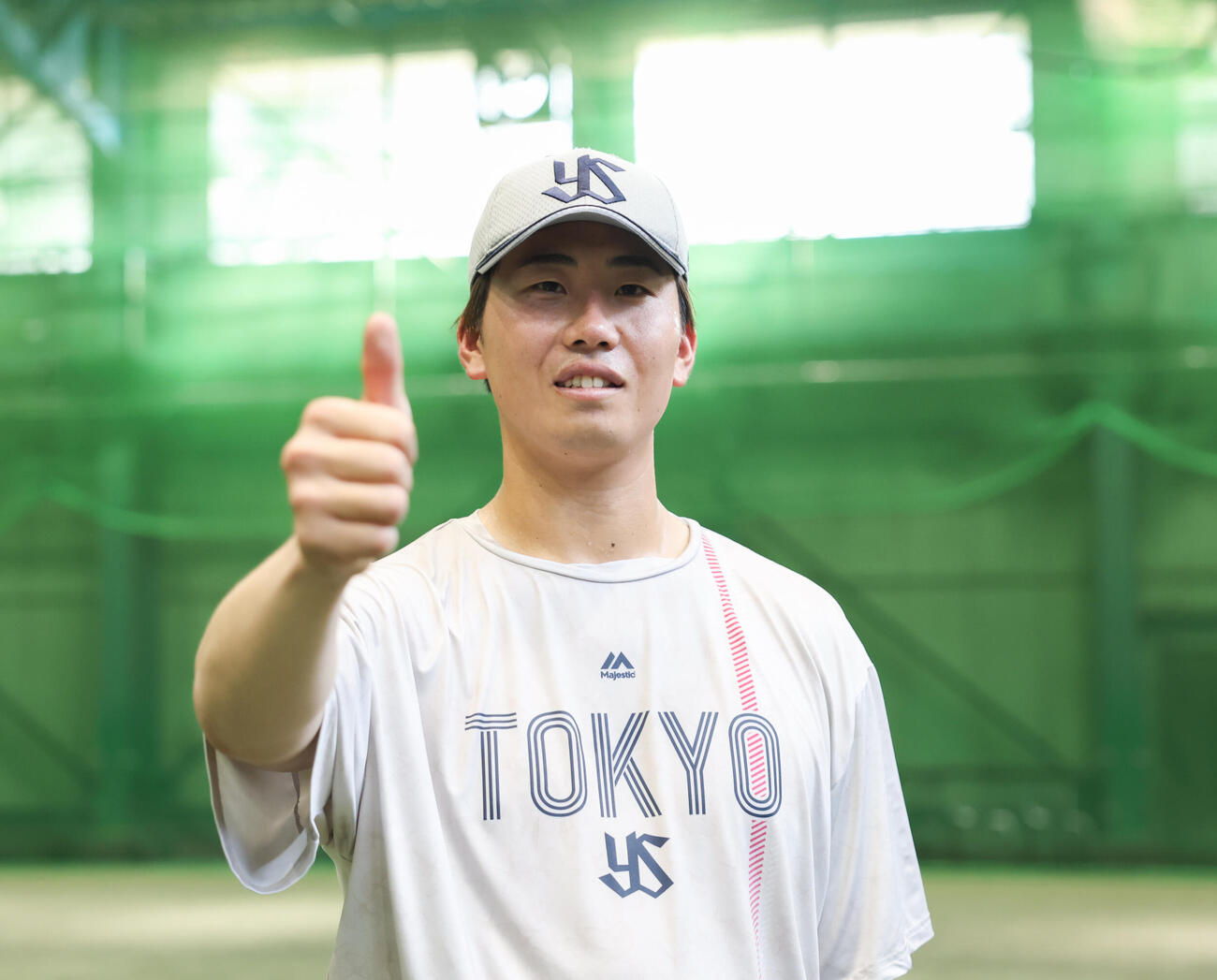 支配下登録され笑顔でサムズアップをするヤクルト西舘昂汰（撮影・増田悦実）