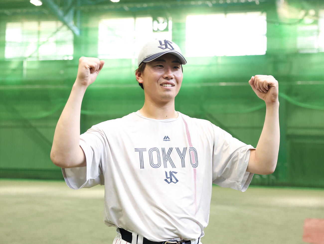 支配下登録され笑顔でガッツポーズをするヤクルト西舘昂汰（撮影・増田悦実）