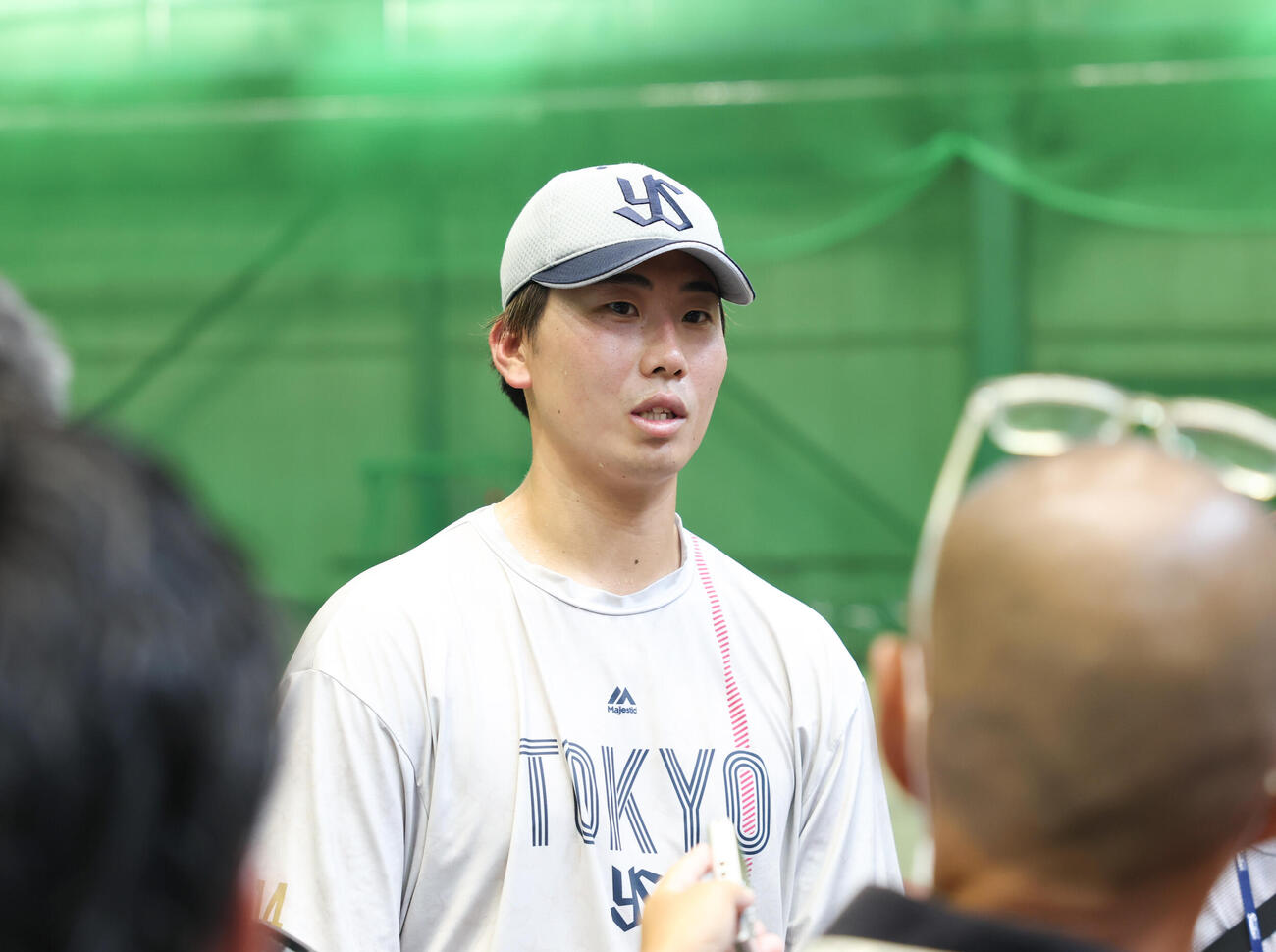 支配下登録され囲み取材を受けるヤクルト西舘昂汰（撮影・増田悦実）