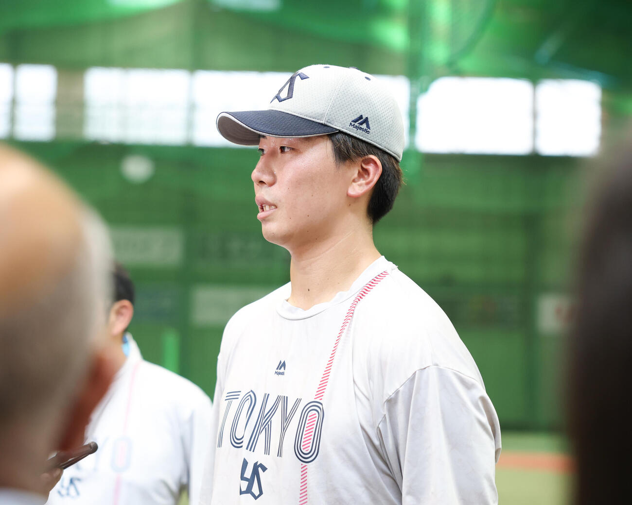 支配下登録され囲み取材を受けるヤクルト西舘昂汰（撮影・増田悦実）