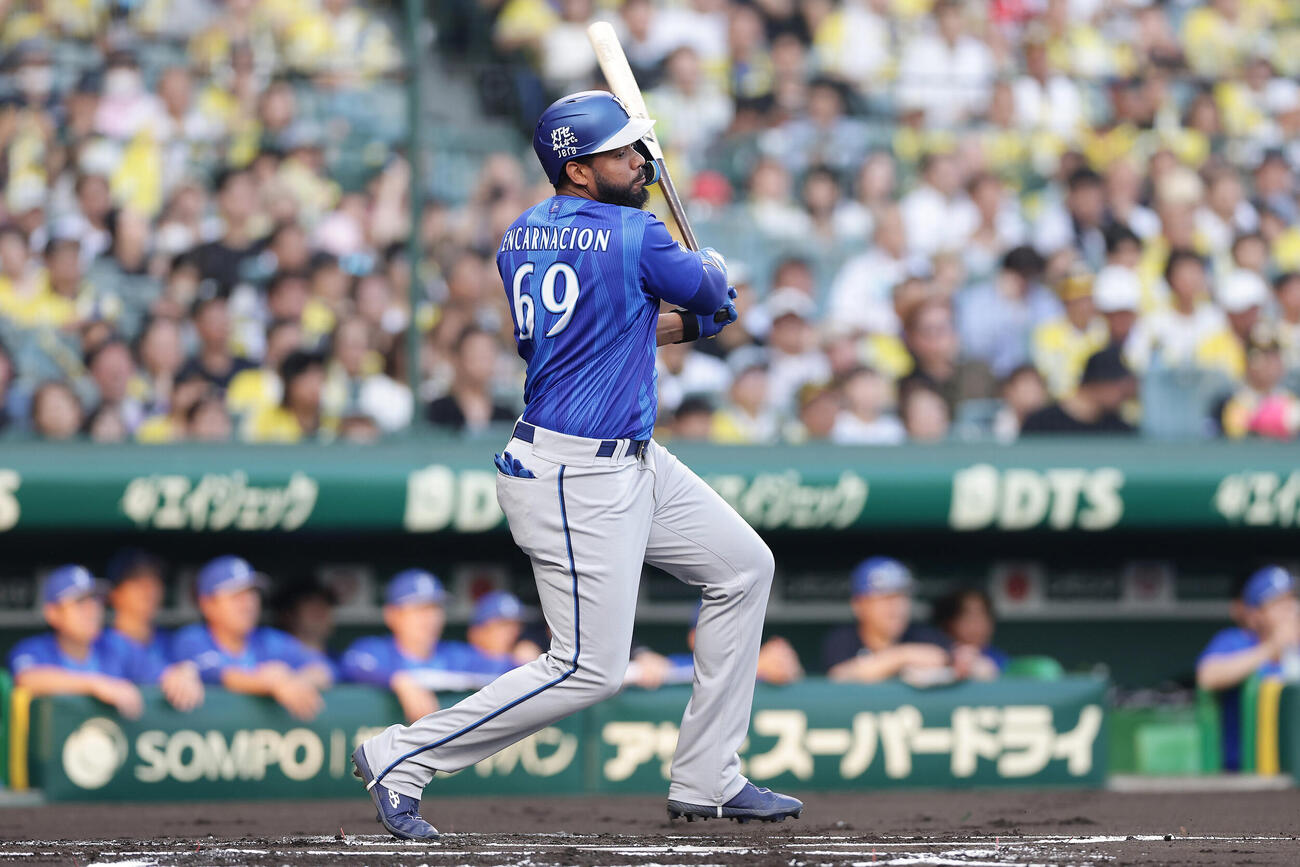阪神対DeNA 1回表DeNA2死二塁、右中間へ先制適時二塁打を放つヘラル・エンカーナシオン（撮影・前田充）