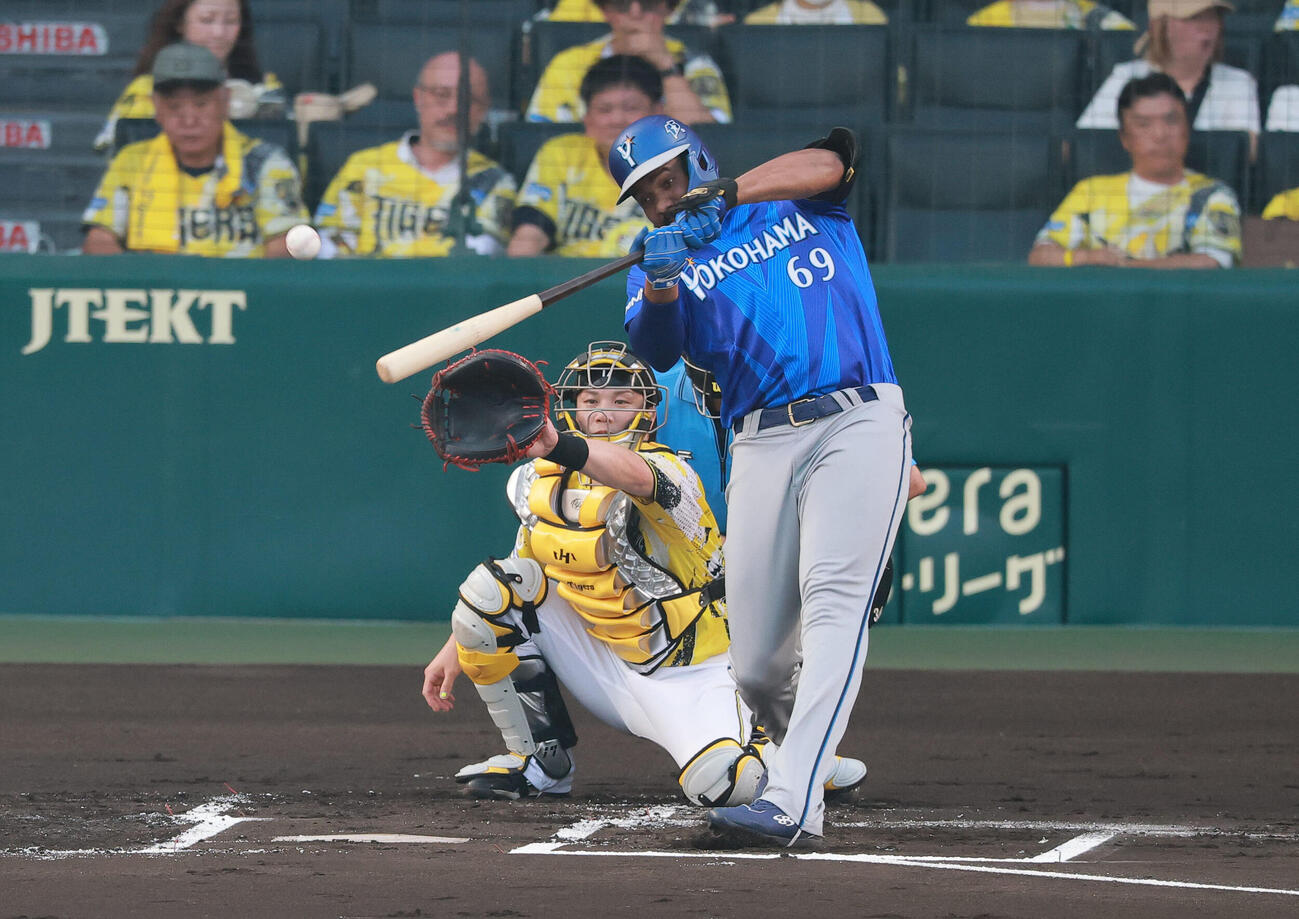 阪神対DeNA 1回表DeNA2死二塁、ヘラル・エンカーナシオンは適時二塁打を放つ（撮影・上山淳一）