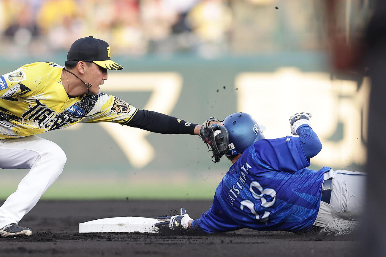 阪神対DeNA 1回表DeNA1死一塁、二盗を決める勝又温史。遊撃手元山飛優（撮影・前田充）