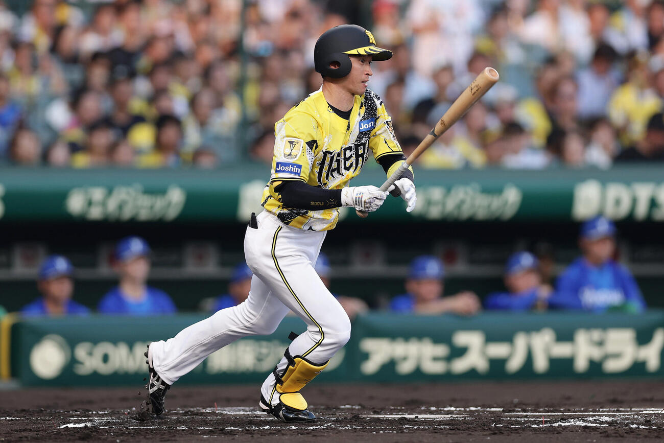 阪神対DeNA 1回裏阪神無死、右前打を放つ近本光司（撮影・前田充）