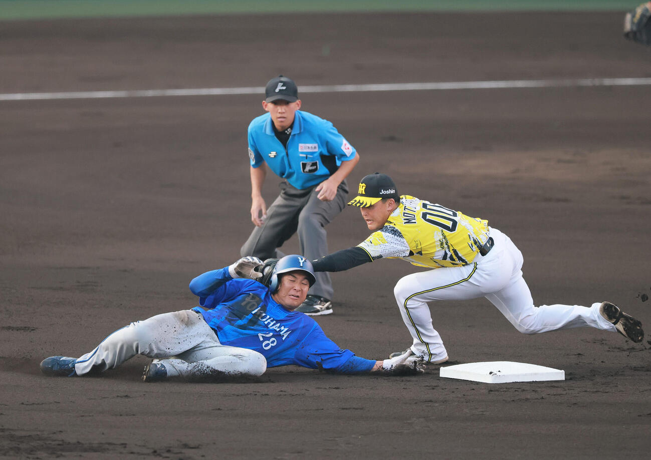 阪神対DeNA 1回表DeNA1死一塁、打者佐野恵太は空振り三振に倒れ、一走勝又温史は遊撃手元山飛優のタッチをよけ二盗を決める（撮影・上山淳一）