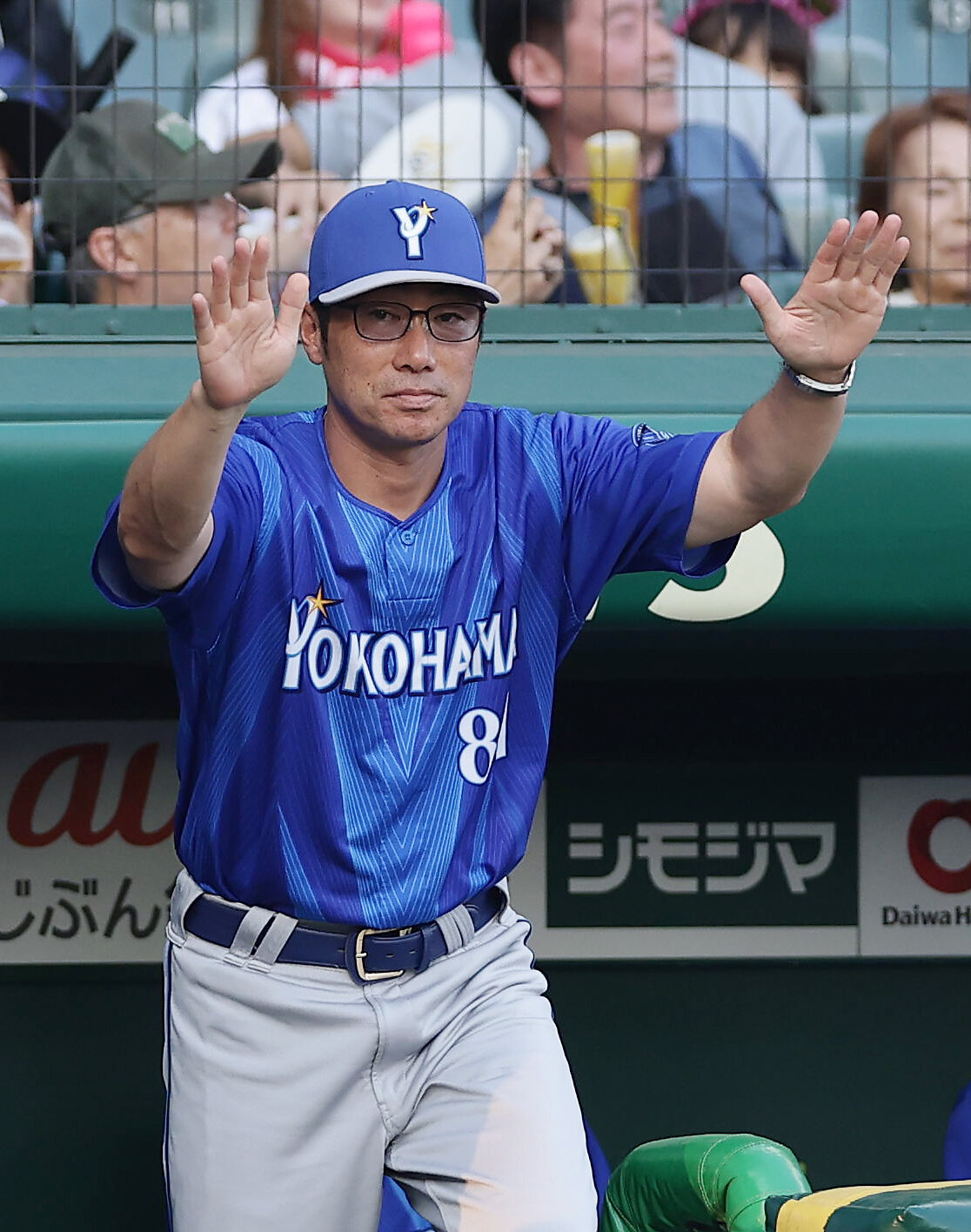 阪神対DeNA 1回表DeNA1死一塁、勝又温史の二盗アウト判定にリクエストする相川亮二監督（撮影・前田充）