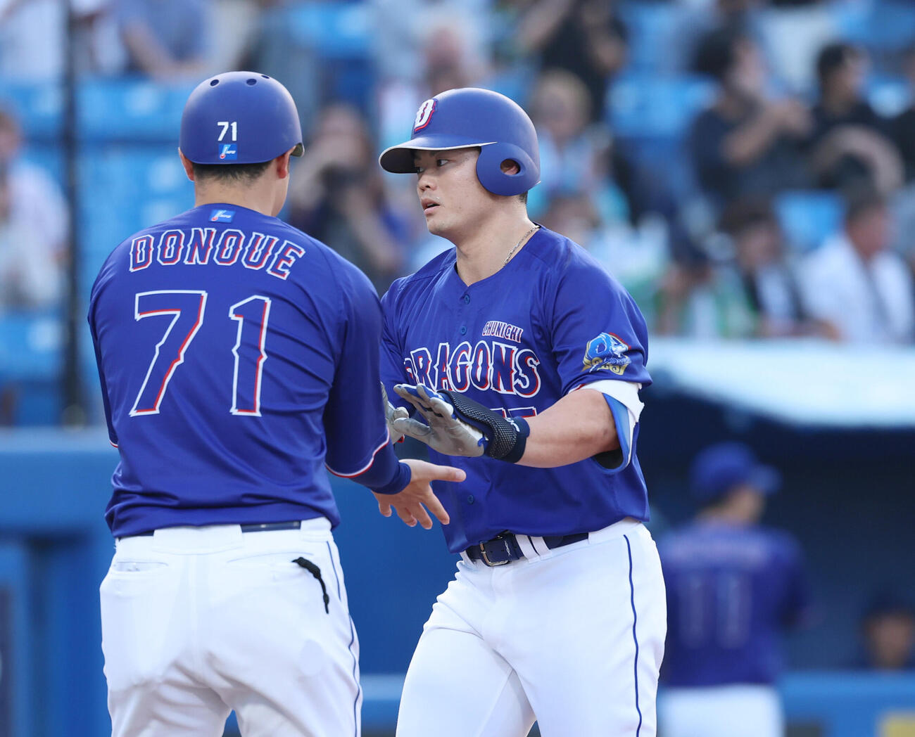 ヤクルト対中日　1回表中日1死一塁、2点本塁打を放ちタッチを交わす細川成也（撮影・増田悦実）