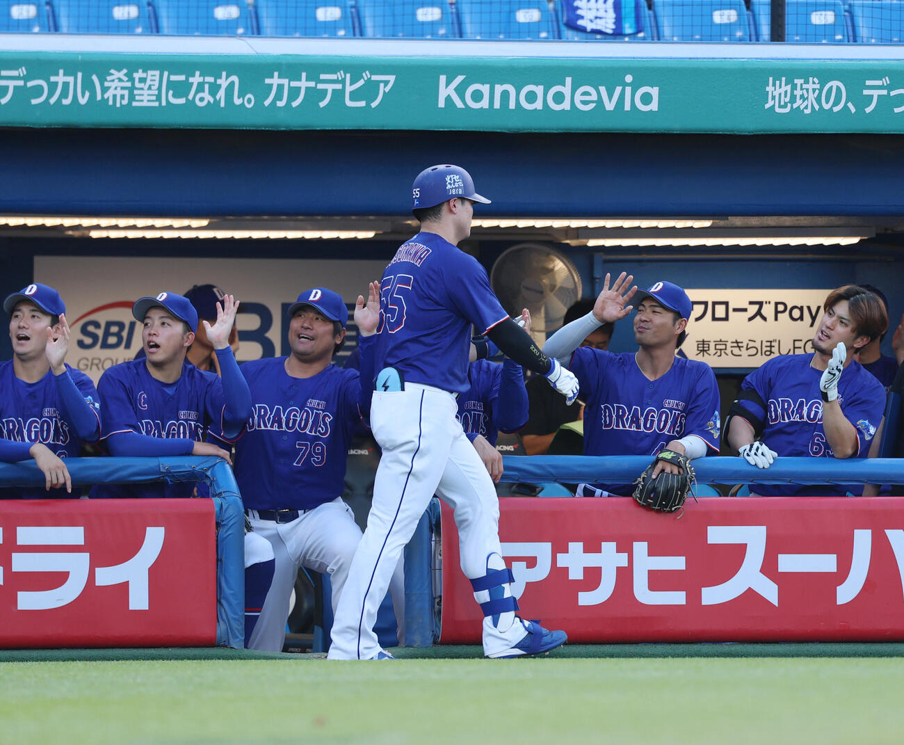 ヤクルト対中日　1回表中日1死一塁、2点本塁打を放ちナインとタッチを交わす細川成也（中央）（撮影・増田悦実）