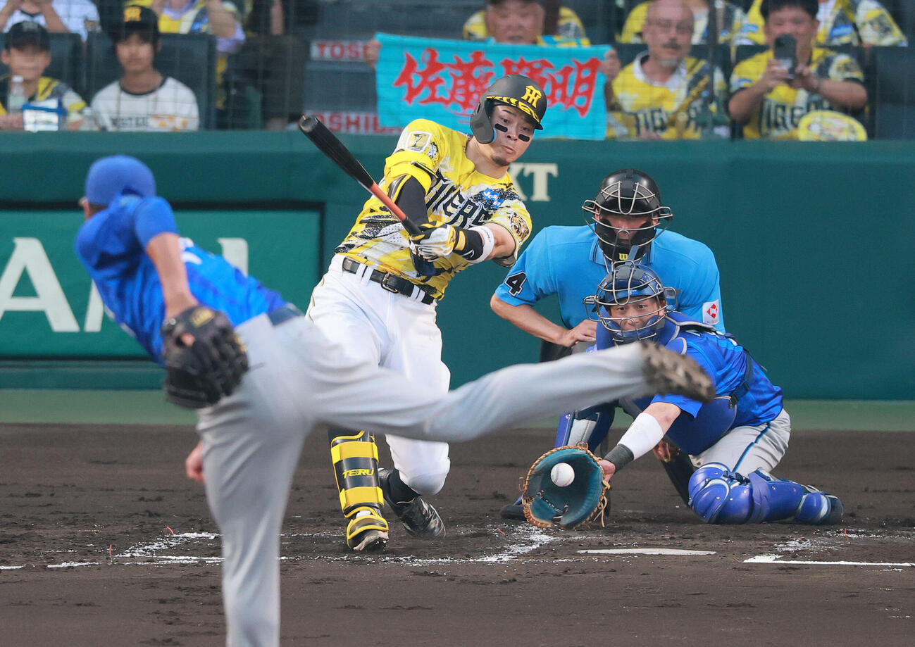 阪神対DeNA 1回裏阪神1死一、二塁、佐藤輝明は空振り三振に倒れる。投手藤浪晋太郎（撮影・上山淳一）