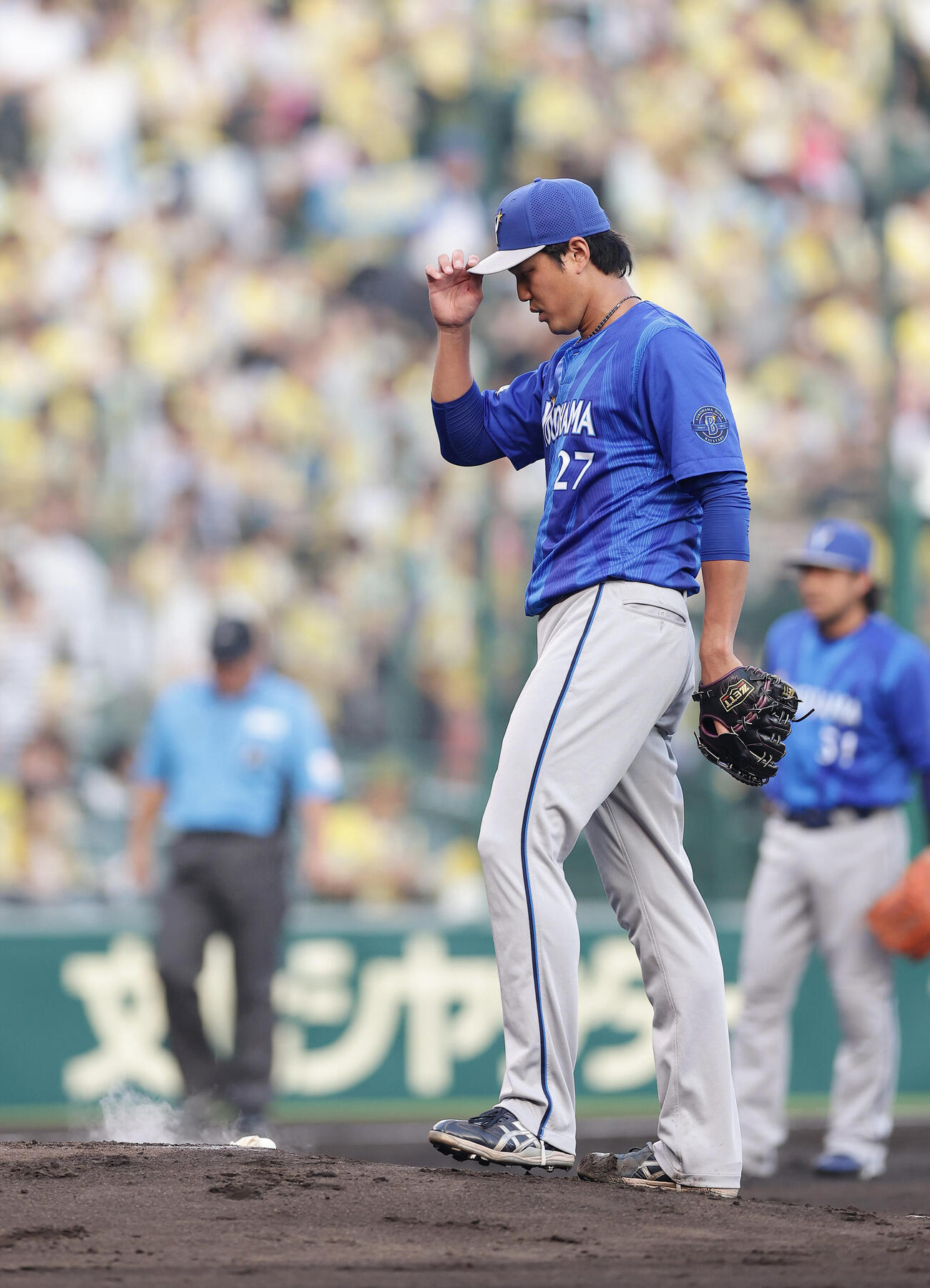 阪神対DeNA 1回裏、甲子園球場のマウンドに上がるDeNA藤浪晋太郎（撮影・前田充）