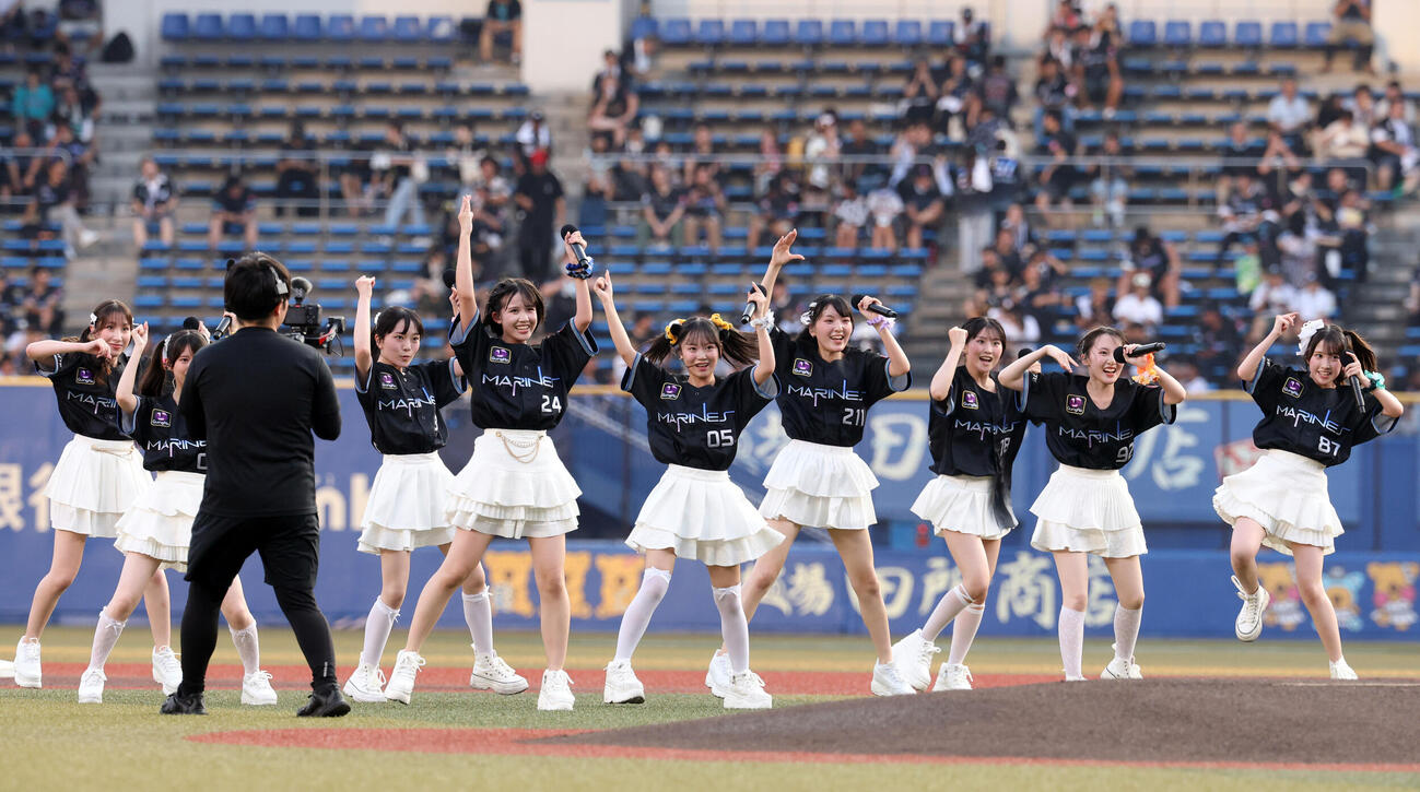 ロッテ対楽天　試合前ライブで弾けるロージークロニクル（撮影・浅見桂子）