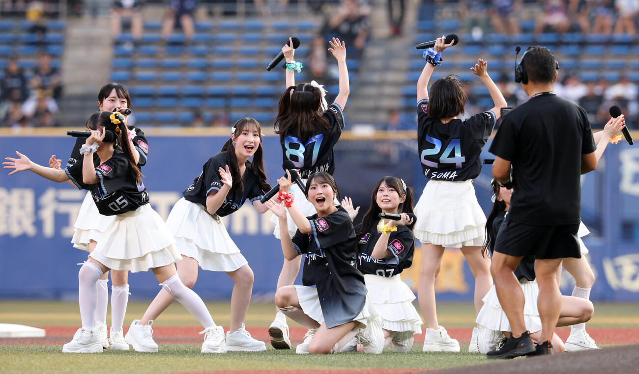 ロッテ対楽天　試合前ライブで弾けるロージークロニクル（撮影・浅見桂子）